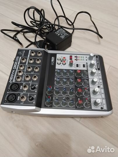 Behringer xenyx Q802USB микшер