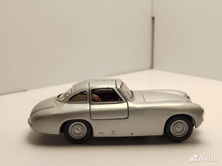 Mercedes benz 300 SL gullwing coupe cararama 1/43