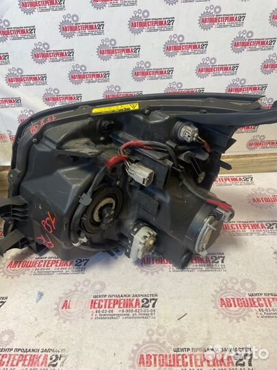 Фара правая Toyota Voxy ZRR75W 3ZR 2011