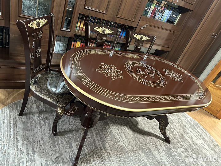 Стол со стульями