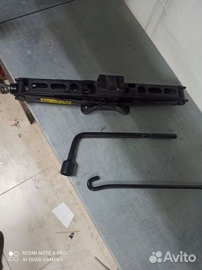 Домкрат для легковых автомобилей