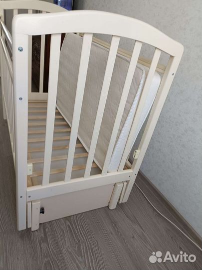 Детская кроватка с продольным маятником