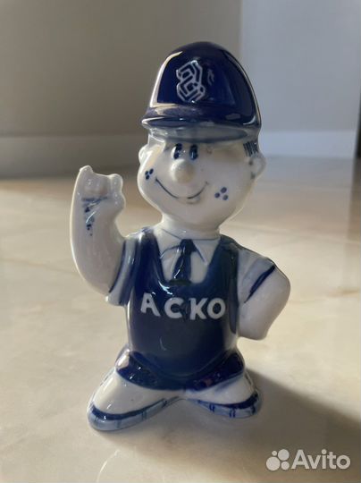 Фарфоровая статуэтка