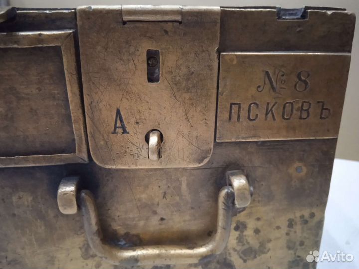 Старинный сейф, полковая касса
