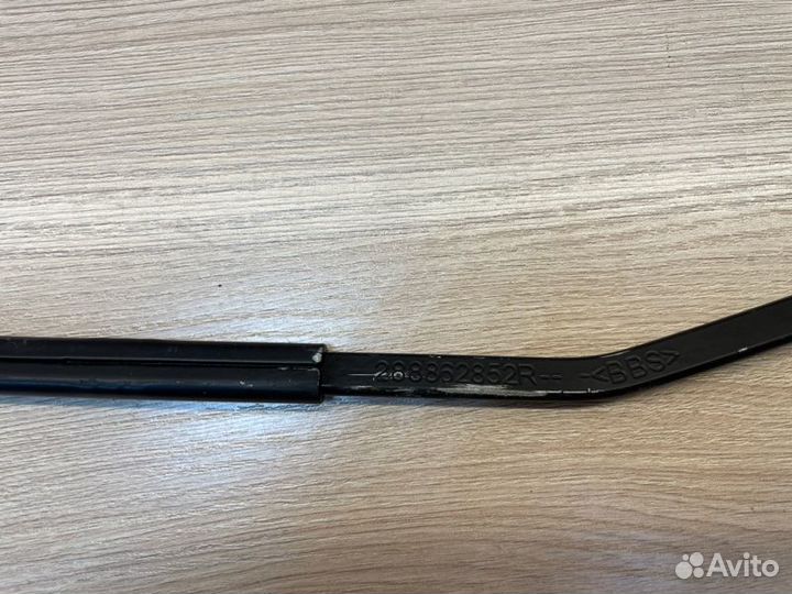 Поводок дворника передний правый LADA X-Ray Cross