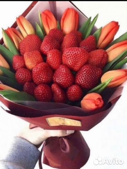 Букет из клубники в шоколаде и тюльпанов 8 марта