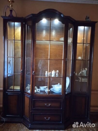 Шкаф -витрина