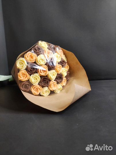 Букет - 29 Роз из Белого и Молочного Шоколада