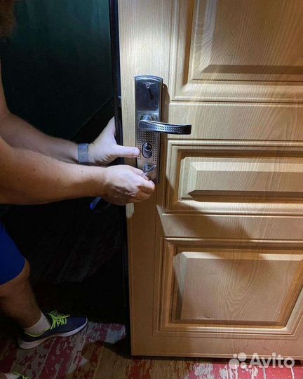 Замена замков, поменять личинку на двери, ручек