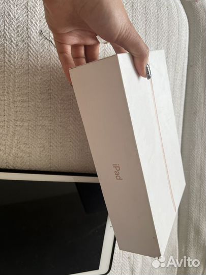 Планшет Apple iPad (2018) 32GB Wi-Fi Gold