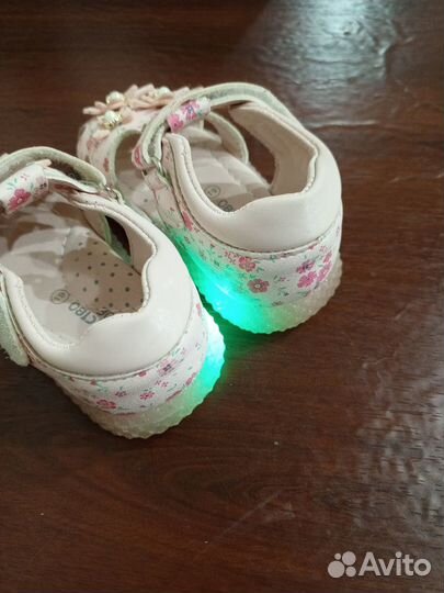 Продам сандальки для маленькой принцессы