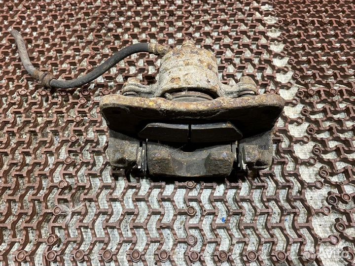 Суппорт передний левый Альмера Н15 Nissan Almera