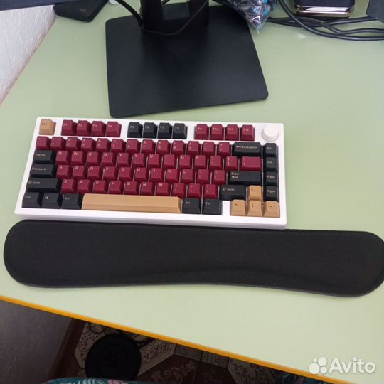 Подставка для кисти под клавиатуру