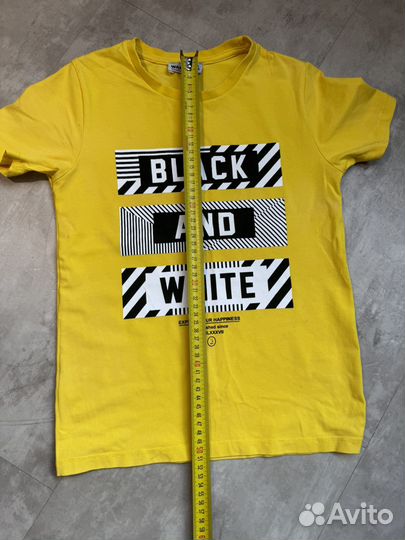 Белые шорты и желтая футболка