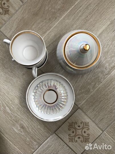 Чашки, блюдца, сахарница