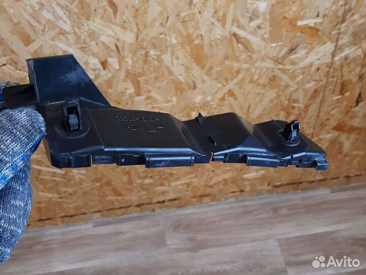 Крепление переднего бампера левое Toyota Avensis 2