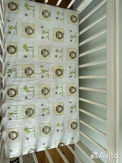 Детская кроватка с маятником белая