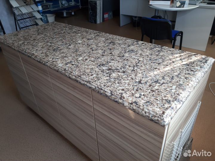 Остров на кухню с столешницей из кварца