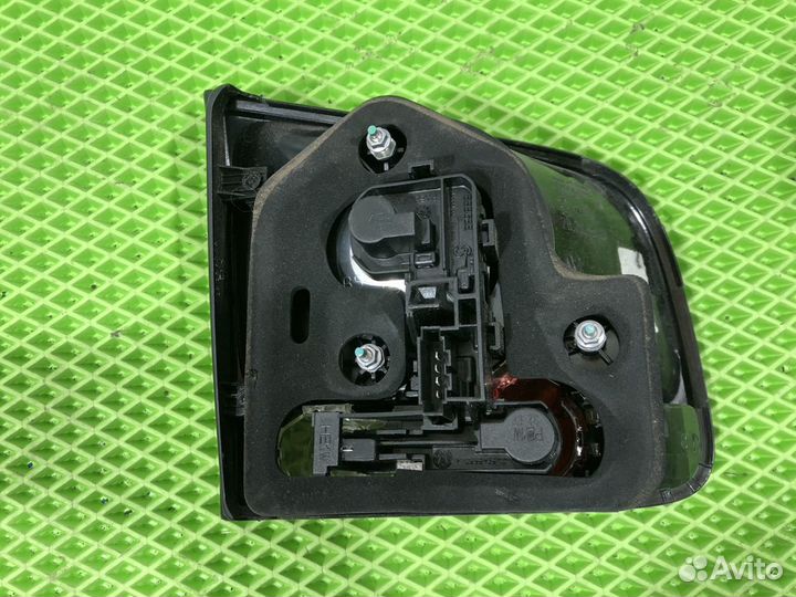 Фонарь крышки багажника правый Volkswagen Touareg