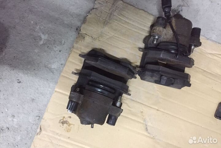 VW Jetta 6 супорт передний