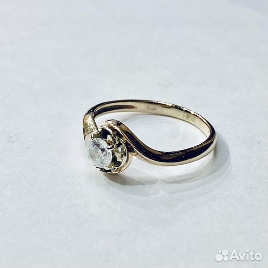 Золотое кольцо с камнем