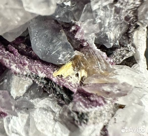 Рутил на родохроме