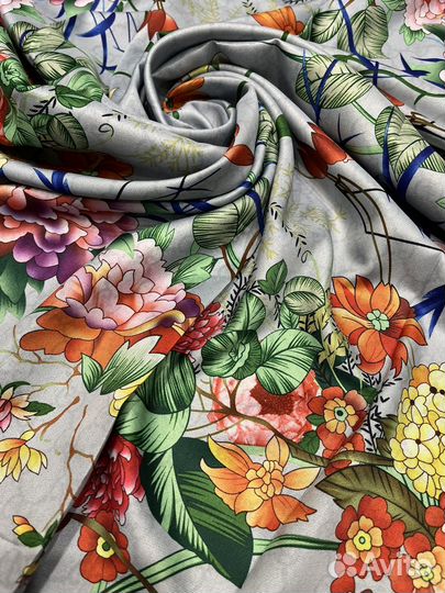 Шелковый платок Gucci серый с цветами Flora