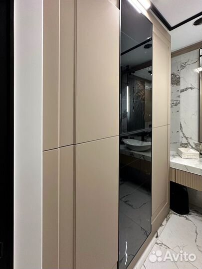 Шкафчик с зеркалом в ванную