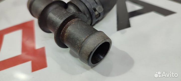 Патрубок системы охлаждения Volkswagen Passat 3C5