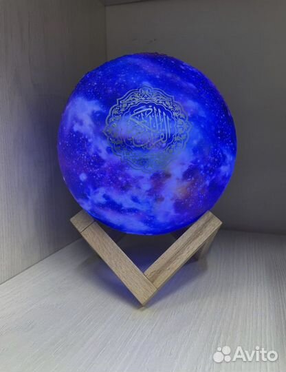 Лампа луна читающая Коран