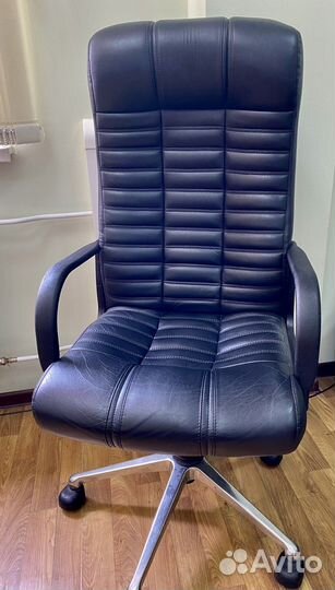 Офисное кожаное кресло руководителя