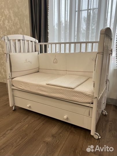 Детская кроватка с маятником