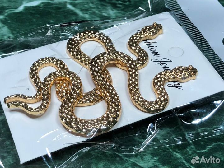 Серьги в виде змеи золотого цвета