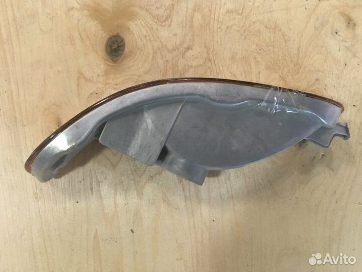 Указатель поворота правый Toyota Corolla E100 1992