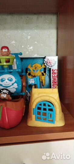 Много интерактивных игрушек