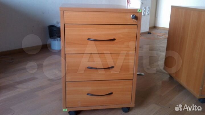 Продаю офисную мебель