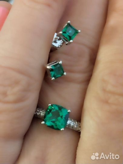Серебряное кольцо и серьги с изумрудом
