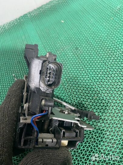 8e2837015c Замок двери передней левой Audi A4 B6