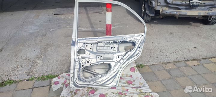 Дверь задняя правая акцент