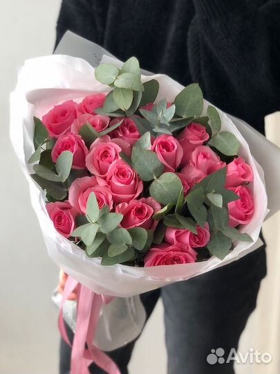 Букет из розовых роз и эвкалипта