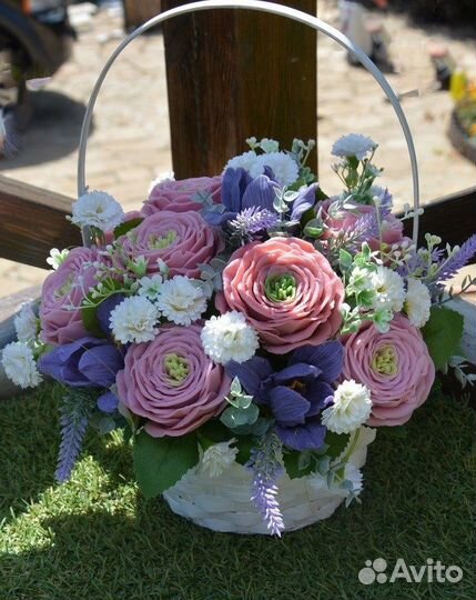 Корзина с ирисами и розами из мыла