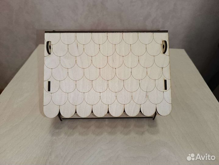 Кормушка для птиц резная из дерева