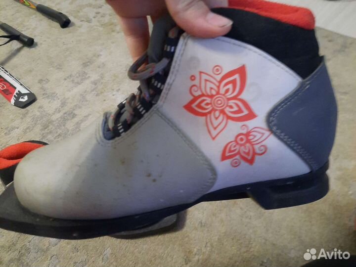 Лыжи и Лыжные палки и обувь