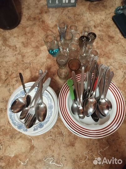 Тарелки, столовые приборы, стопки