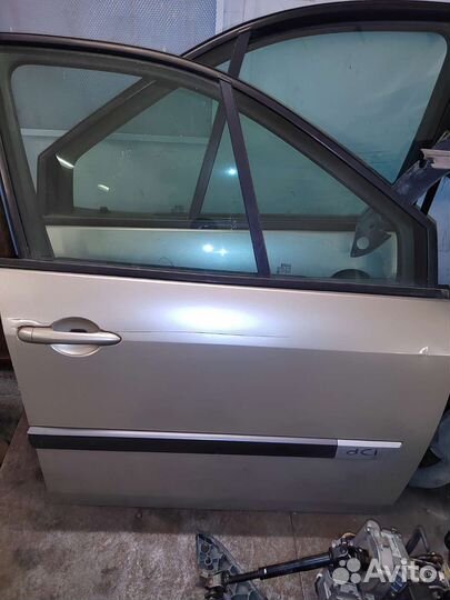 Дверь передняя правая renault granta scenic