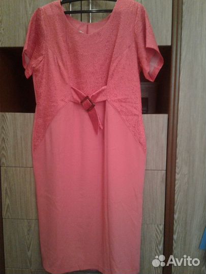 Мужской костюм, женское платье и туфли