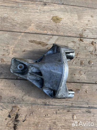 Кронштейн двигателя Opel Vectra 1.6