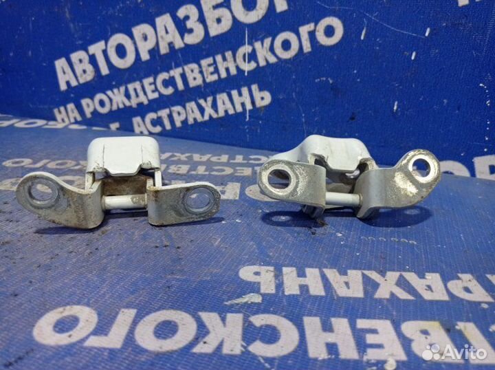 Петля двери Toyota Yaris хэтчбек 2NZ 2010