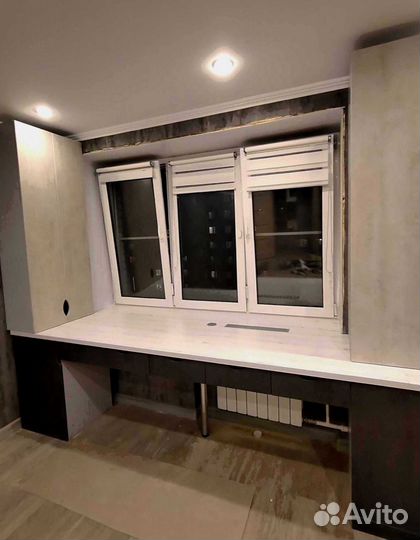 Рабочая зона в углу у окна