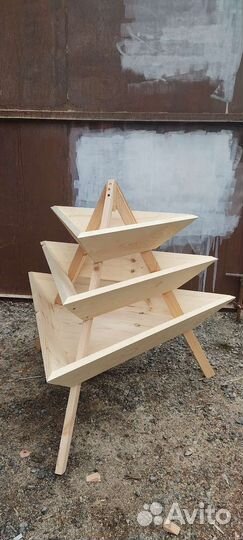 Клумба пирамида многоярусная